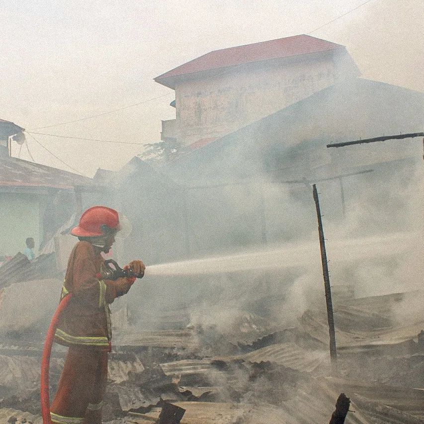Terjadi Kebakaran di Jl. Kelakap Tujuh, Gg. Domo, Kel. STDI, Kec. Dumai Barat, Kota Dumai.