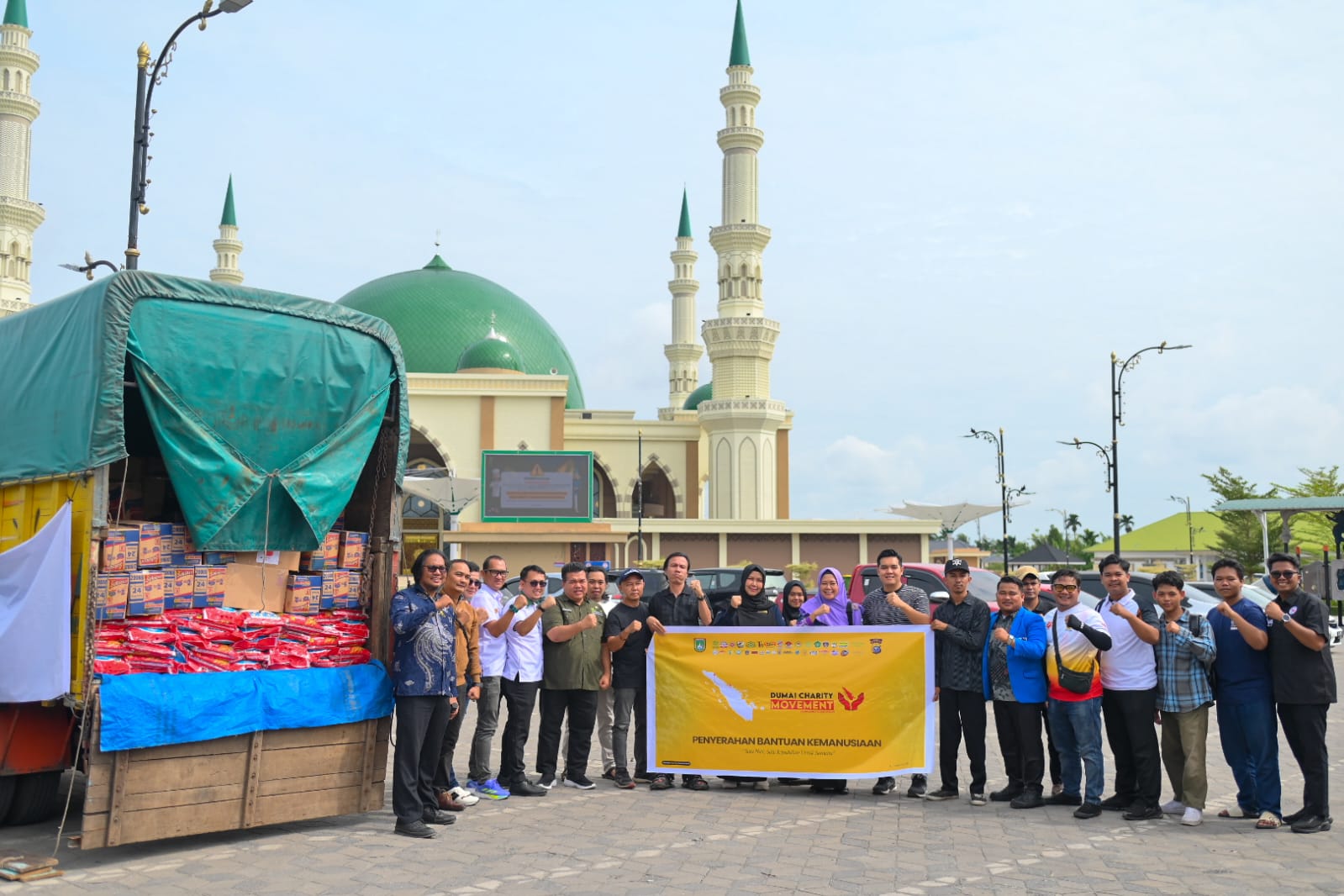 Acara pelepasan Bantuan Logistik beserta Tim Relawan Dumai Charity Movement ke Aceh Tamiang bertempat di Halaman Parkir DIC Dumai